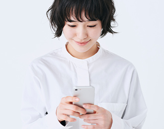 スマートフォンを見る女性